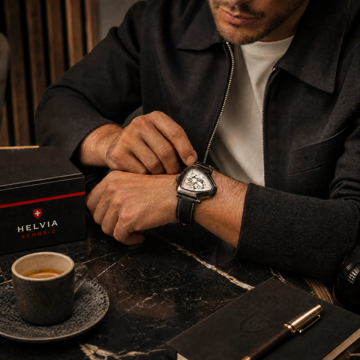 Solstice Leder Dreieck Uhr HELVIA SWISS